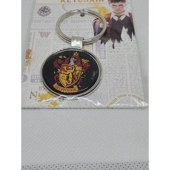 Gryffindor Crest Wizarding World WBEI Warner Brothers Key Chain - Picture 6 of 7